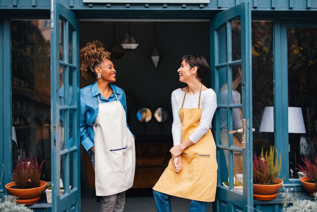 Mulheres empreendedoras na frente da loja.