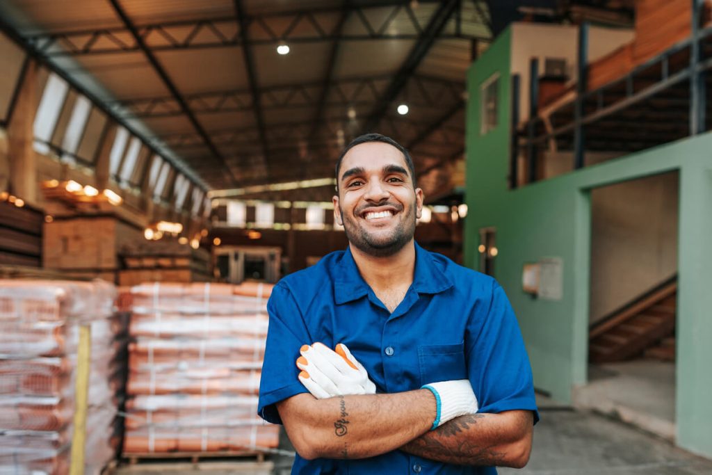 Homem feliz no galpão do distribuidor