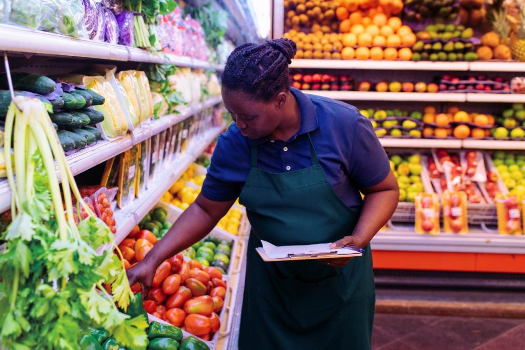 Vendedora olhando a gôndola