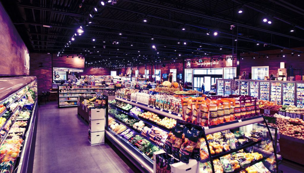 Várias gôndolas em um supermercado