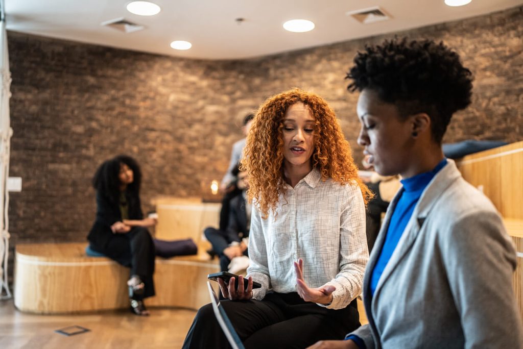 Mulheres conversando