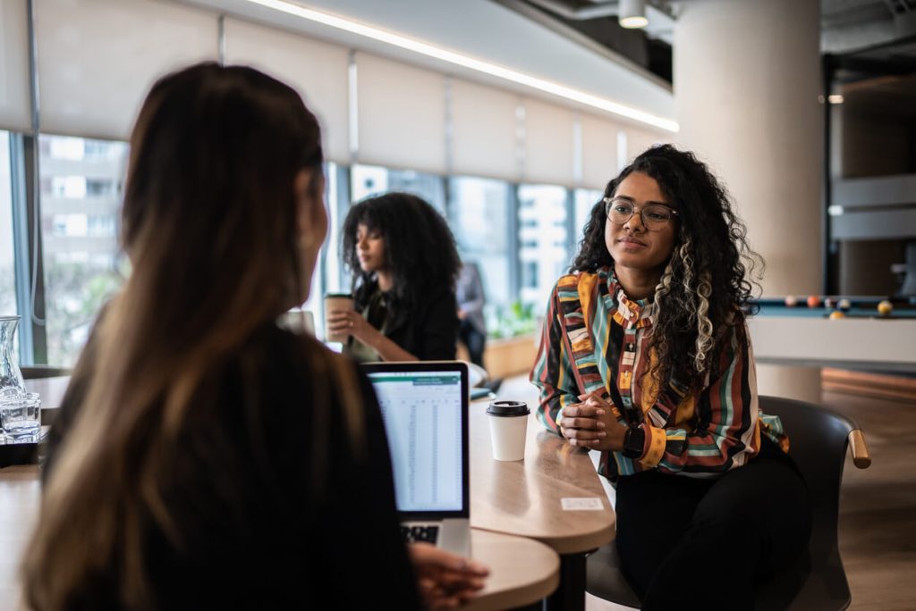 Mulher dando feedback para outra mulher